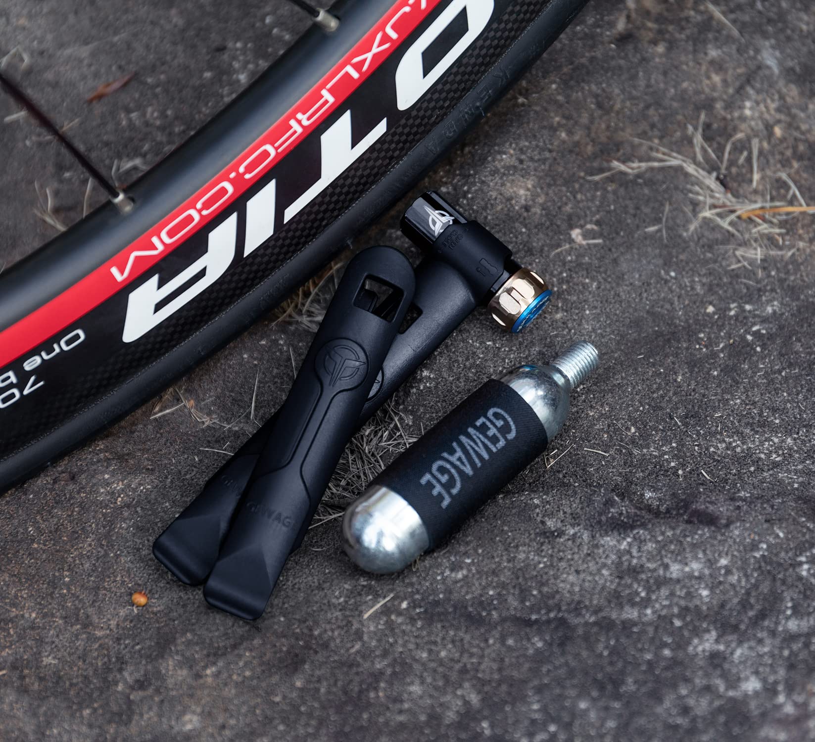 PINNAMAX CO2 Fietspomp Set – CO2-Inflator met 16g/25g CO2‑patronen – Compatibel met Presta & Schrader Ventielen – Perfect voor Racefietsen & MTB( Inflator 4x25g PINNAMAX CO2 Fietspomp Set – CO2-Inflator met 16g/25g CO2‑patronen – Compatibel met Presta & Schrader Ventielen – Perfect voor Racefietsen & MTB( Inflator 4x25g